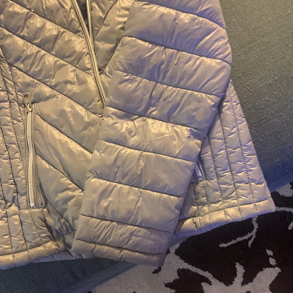 Jessica Simpson jacket. Nylons/polyester - Picture 4 of 9